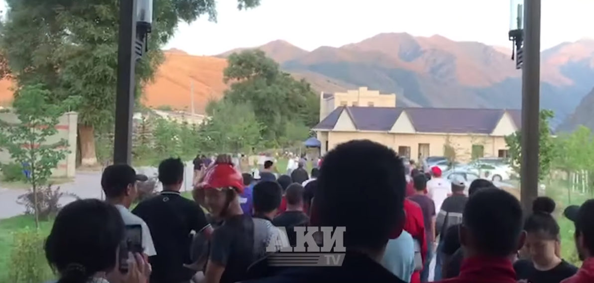 Третий штурм резиденции Атамбаева: конфликт в Киргизии разрастается - видео