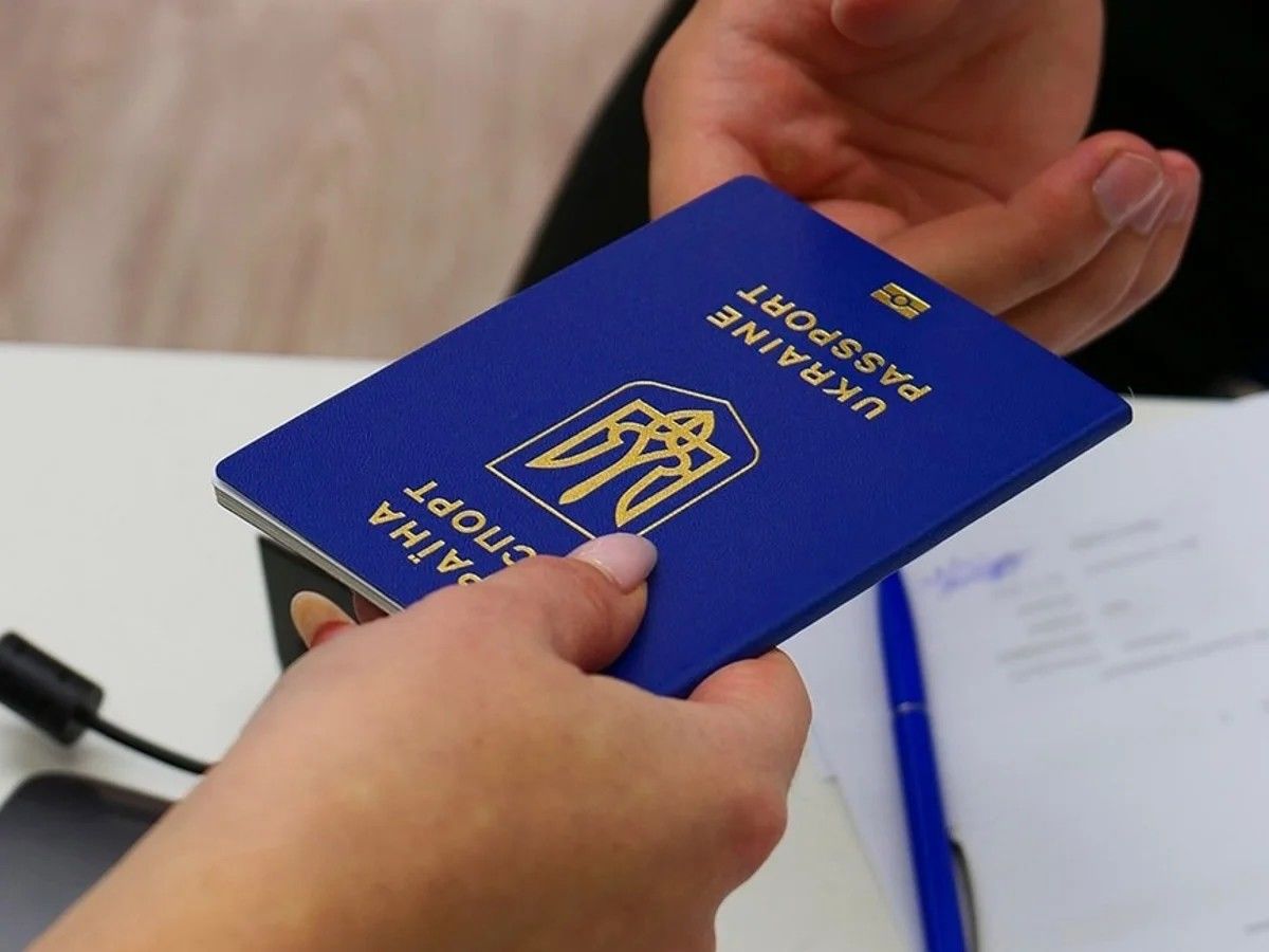 Украинским мужчинам призывного возраста упростили оформление паспортов за рубежом: какое условие осталось
