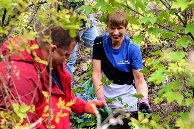 Президент Эстонии Керсти Кальюлайд убирала мусор в одном из парков Днепра