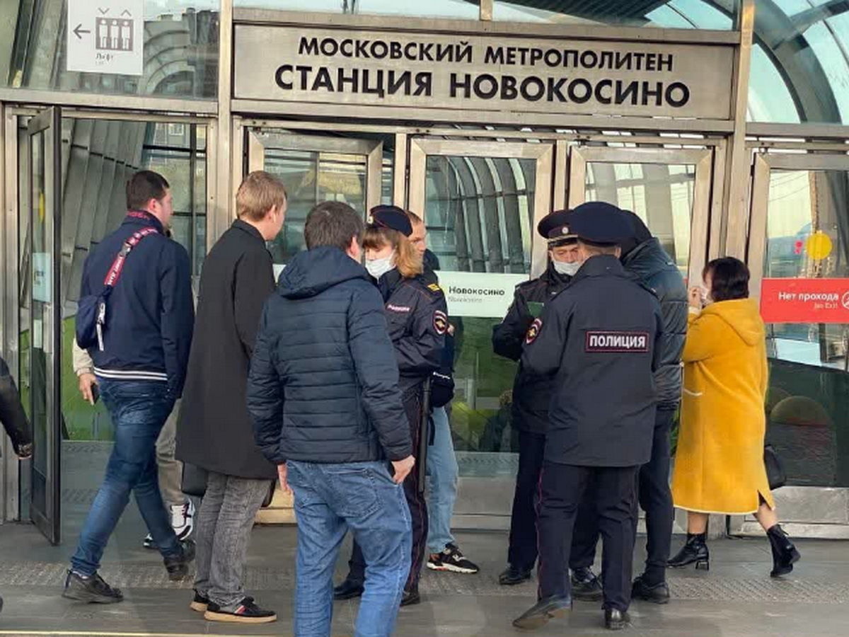 Почалося: у Москві та Петербурзі масово відловлюють чоловіків у під'їздах і метро