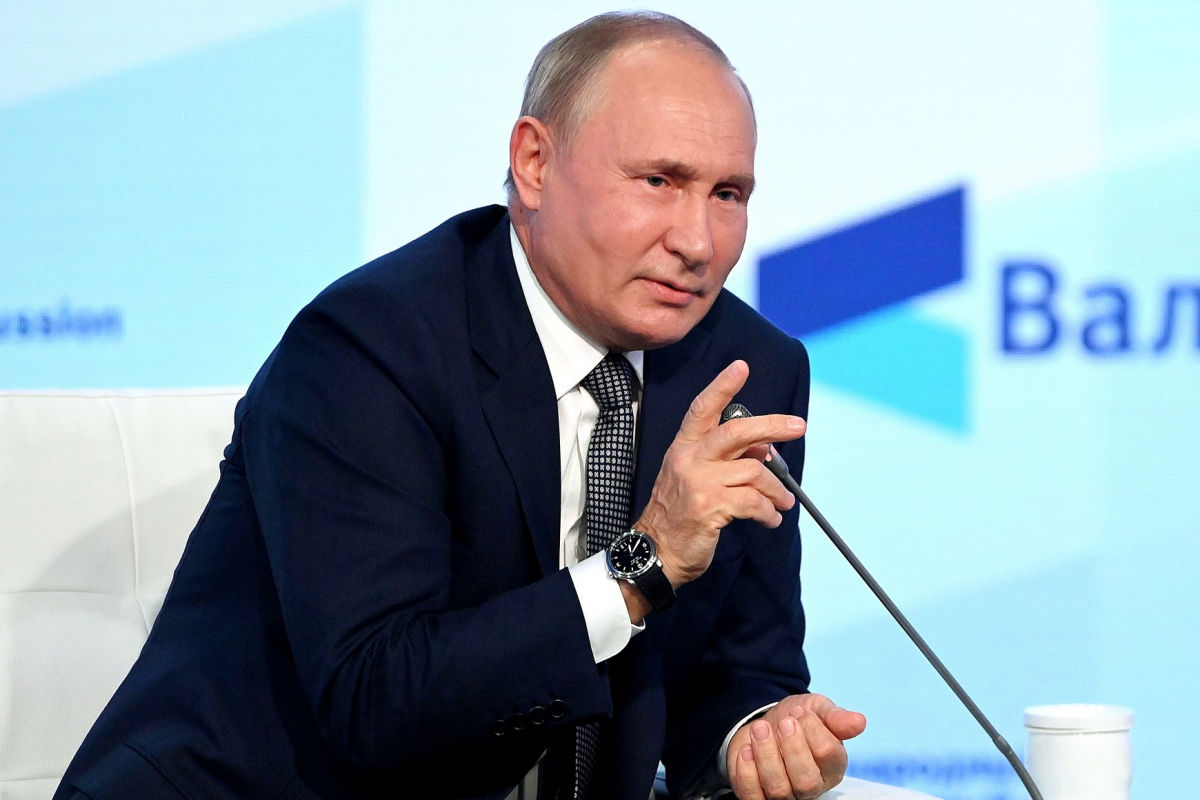 ​Журналист не смог скрыть смех после слов Путина о "Спутнике V" – момент попал на видео