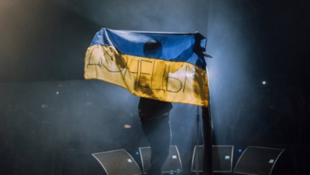 "Донецк - это не диагноз. И мы обязательно пройдем с флагами Украины по улице Киборгов и снимем мерзкую полосатую тряпку с ОГА", - блогер