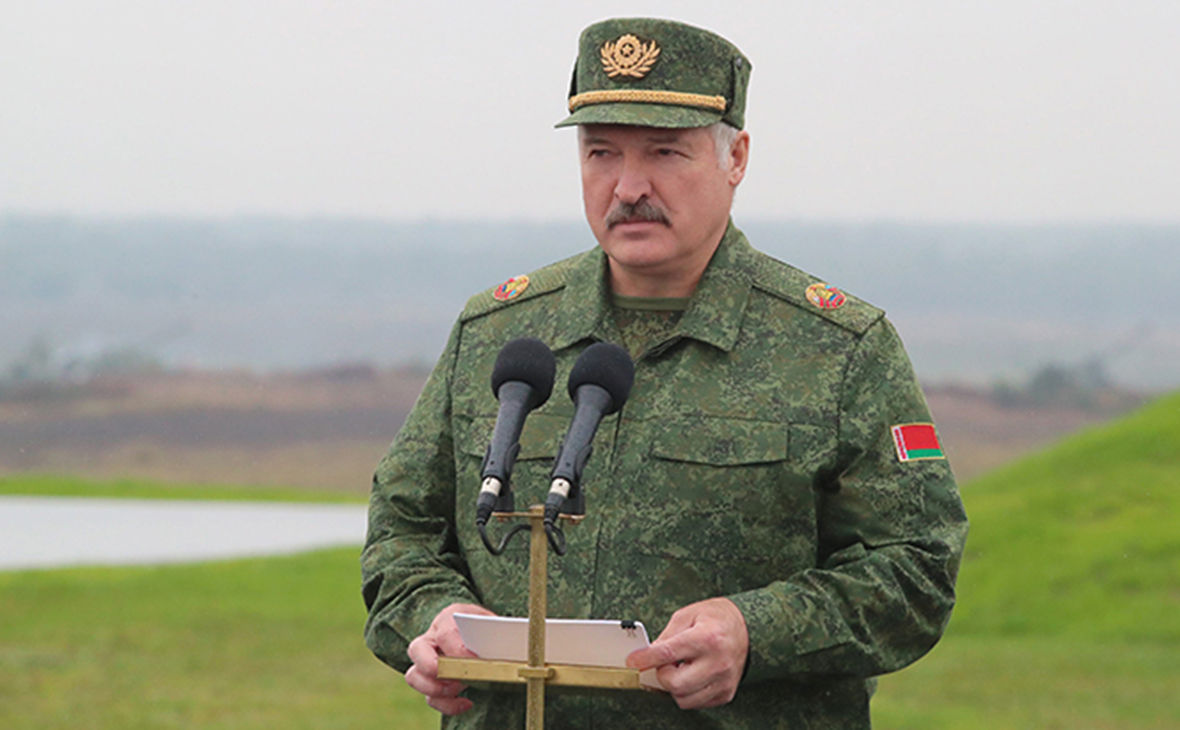 Лукашенко приказал военным "взять на прицел" противников Беларуси и высказался об Украине