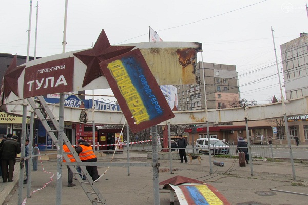 В Мариуполе пророссийские жители пригрозили карами небесными главе райадминистрации и коммунальщикам за демонтаж памятника городам-героям - кадры