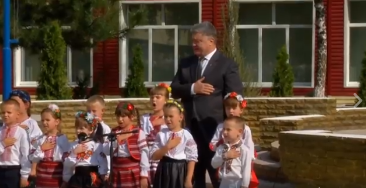 Петр Порошенко принял участие в торжественном открытии трех реконструированных школ на Донбассе - кадры