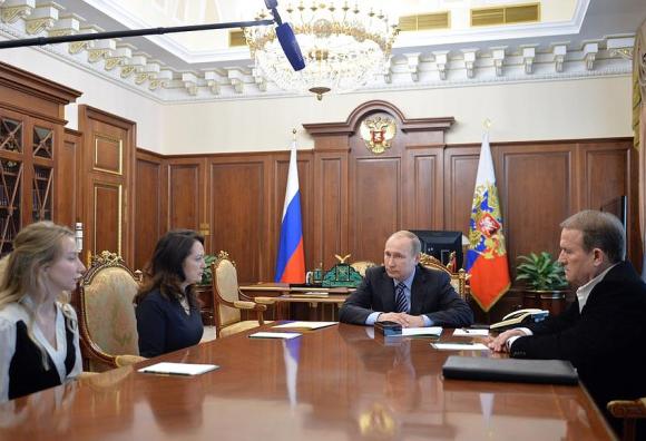 Путин признал Медведчука, участвовавшего в освобождении Савченко, представителем Порошенко