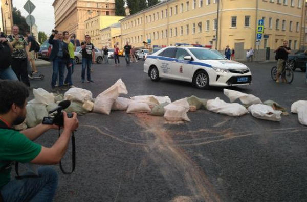 ​Россияне с криками "Путин - вор" прорвались к Кремлю и строят баррикады: кадры московского Майдана