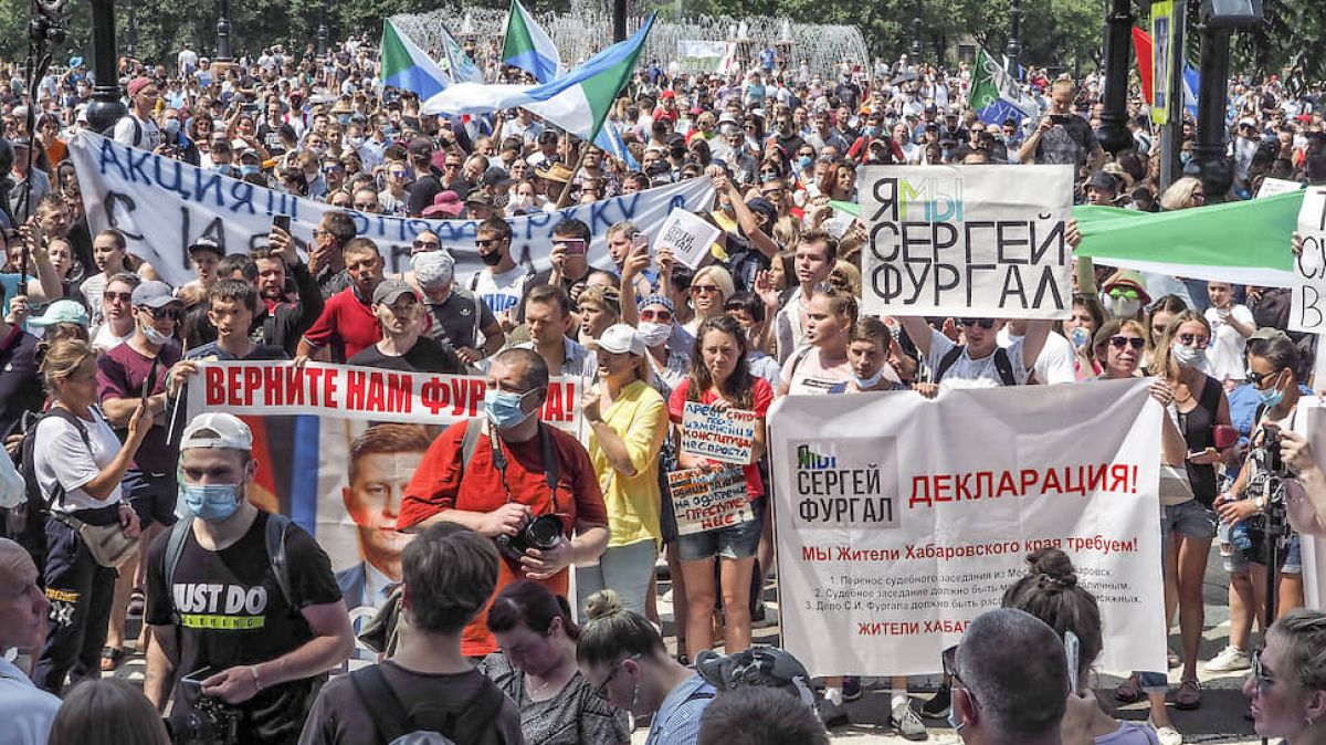 В центре Хабаровска толпа протестующих скандирует "Путина под суд!": появилось видео