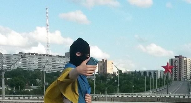 В Луганске смелая девушка сфотографировалась с флагом Украины на фоне "москальской"  звезды