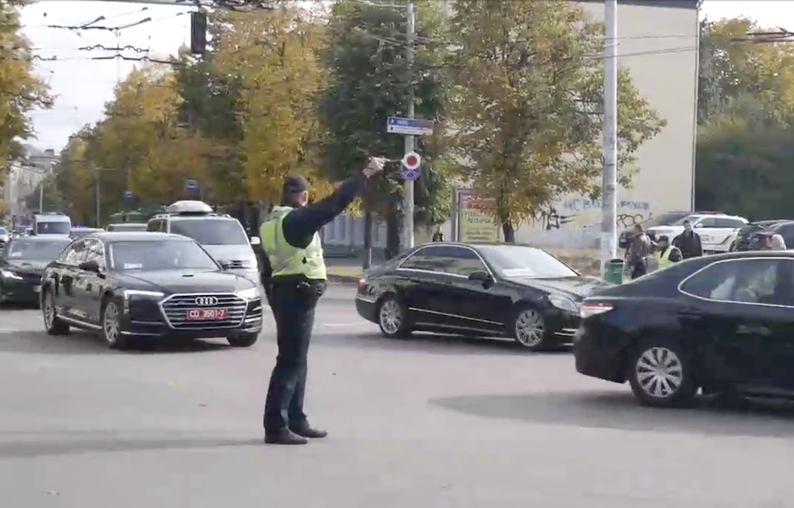 Появились кадры президентского кортежа Зеленского в Житомире: люди сбились со счета машин 