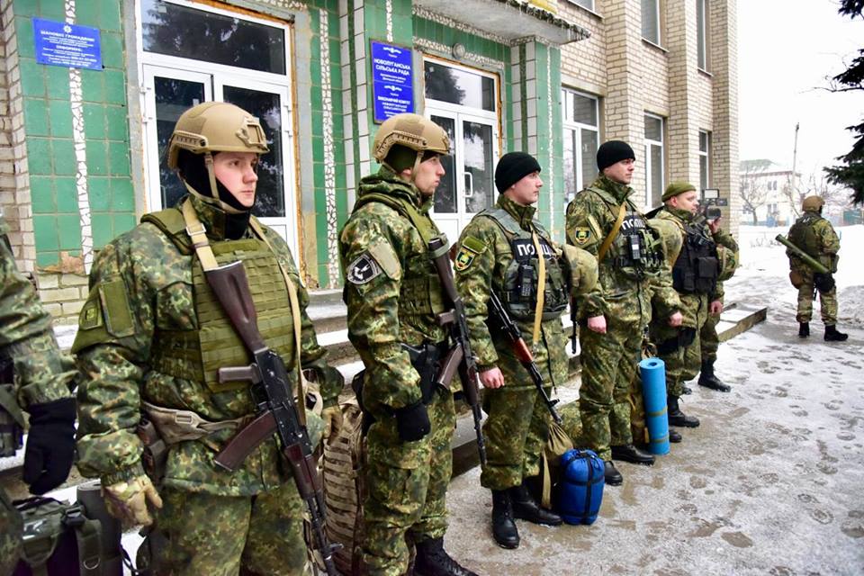 В поселке Новолуганское, который находился в "серой зоне" на Донетчине, заработало отделение полиции: опубликованы фото прифронтовых копов