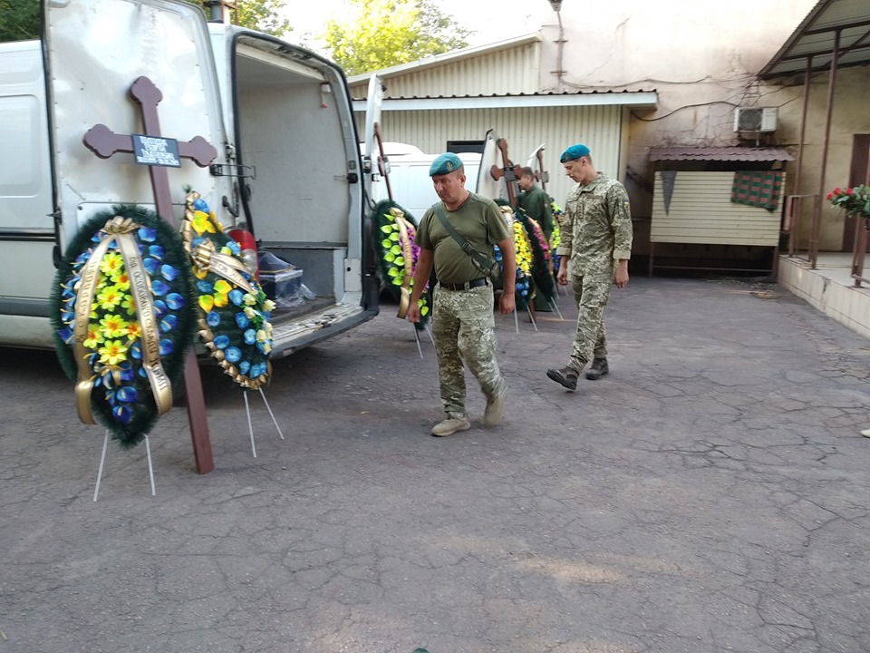 Как прощались с погибшими бойцами ВСУ: священник показал душераздирающие кадры из морга Мариуполя