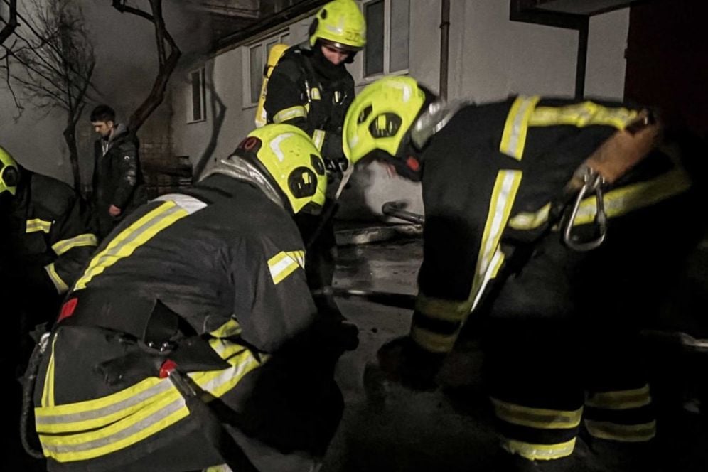 Война против мирных: удар РФ по многоэтажке в Вышгороде унес жизнь человека, десятки ранены