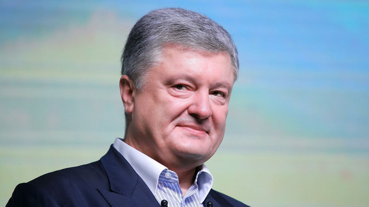 Порошенко уже вылетел в Украину, сказав пару слов журналистам