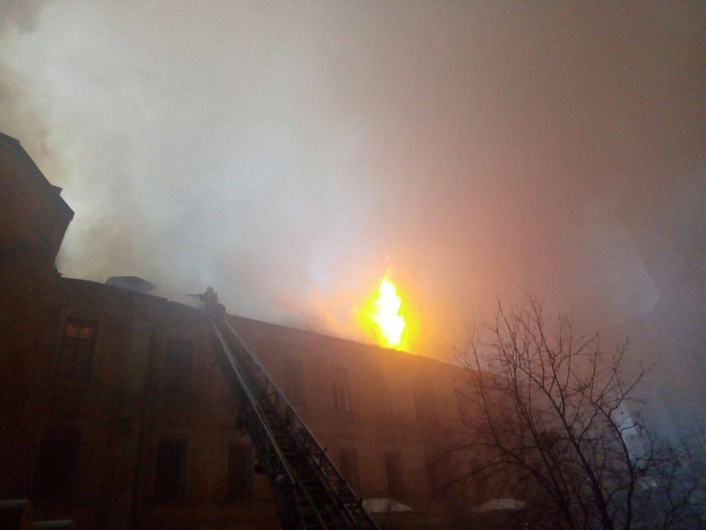 Мощный пожар в центре Киева: огонь охватил правительственный квартал - первые фото и видео