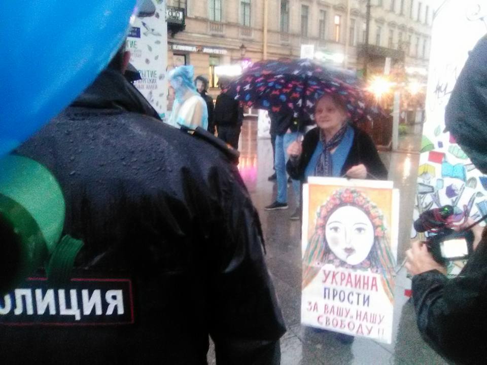 На акции в честь Дня Независимости Украины в Петербурге задержана художница Елена Осипова - кадры