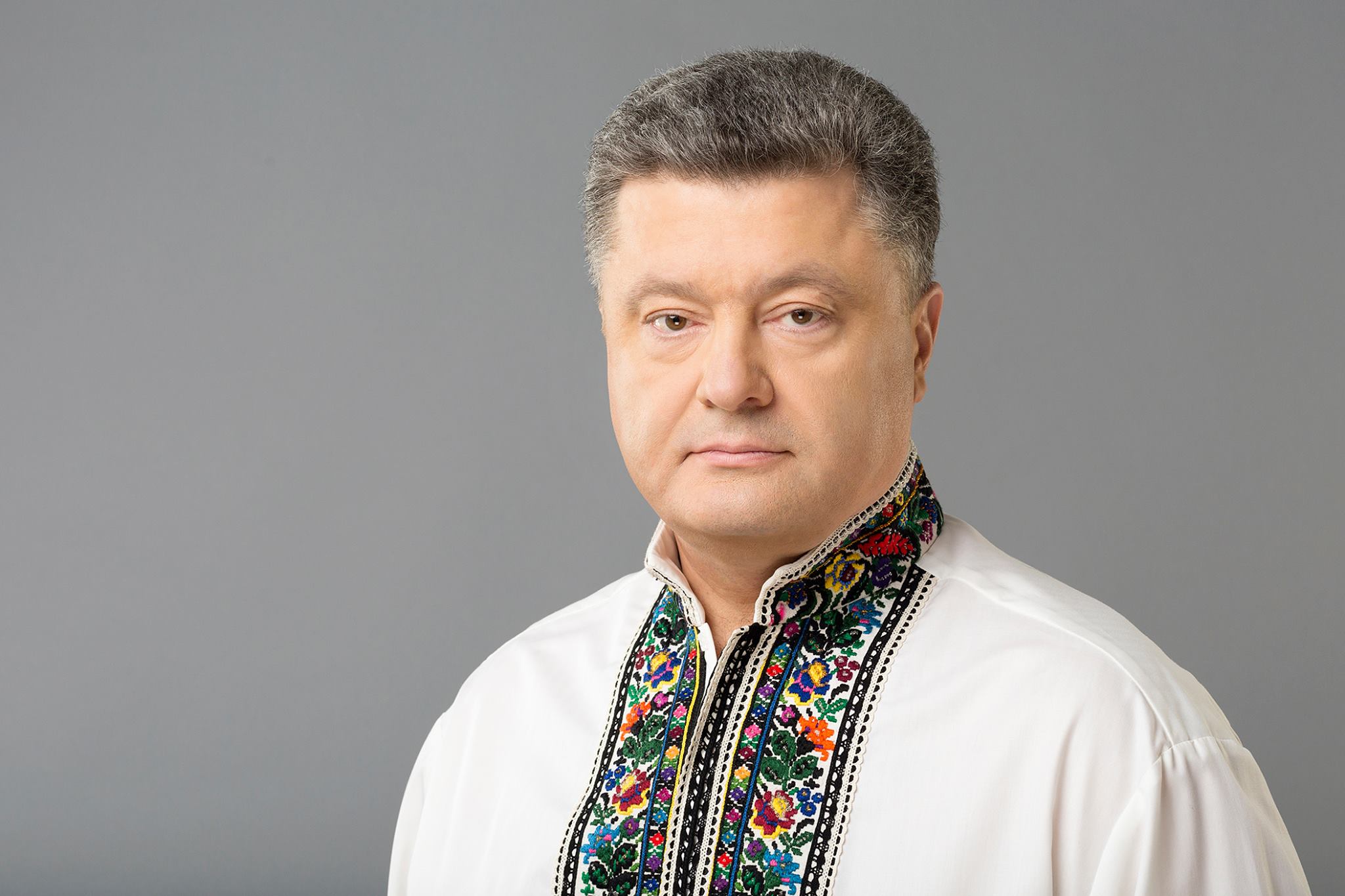 Петр Порошенко в центре Киева обратился к украинцам: "Чрезвычайно важно добиться того, чтобы наш флаг вновь возвысился над Донецком, Луганском, над Симферополем и Севастополем"