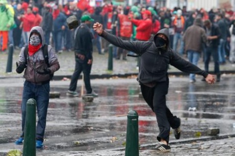 Масштабные протесты в Брюсселе: митингующие нападают на полицию