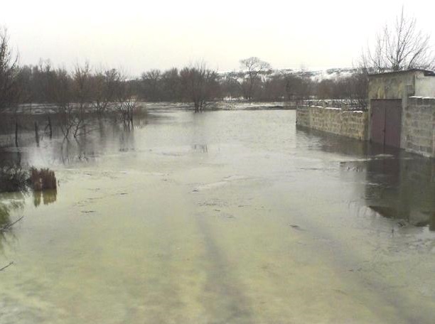 Последствия прорыва плотины в Зугрэсе: затопленные жилые дома и вода, текущая по улицам