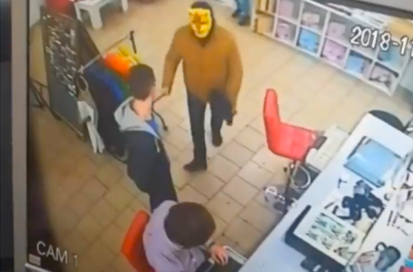 ​В Кривом Роге сотрудники магазина скрутили вооруженного вора: кадры привели в восторг соцсети
