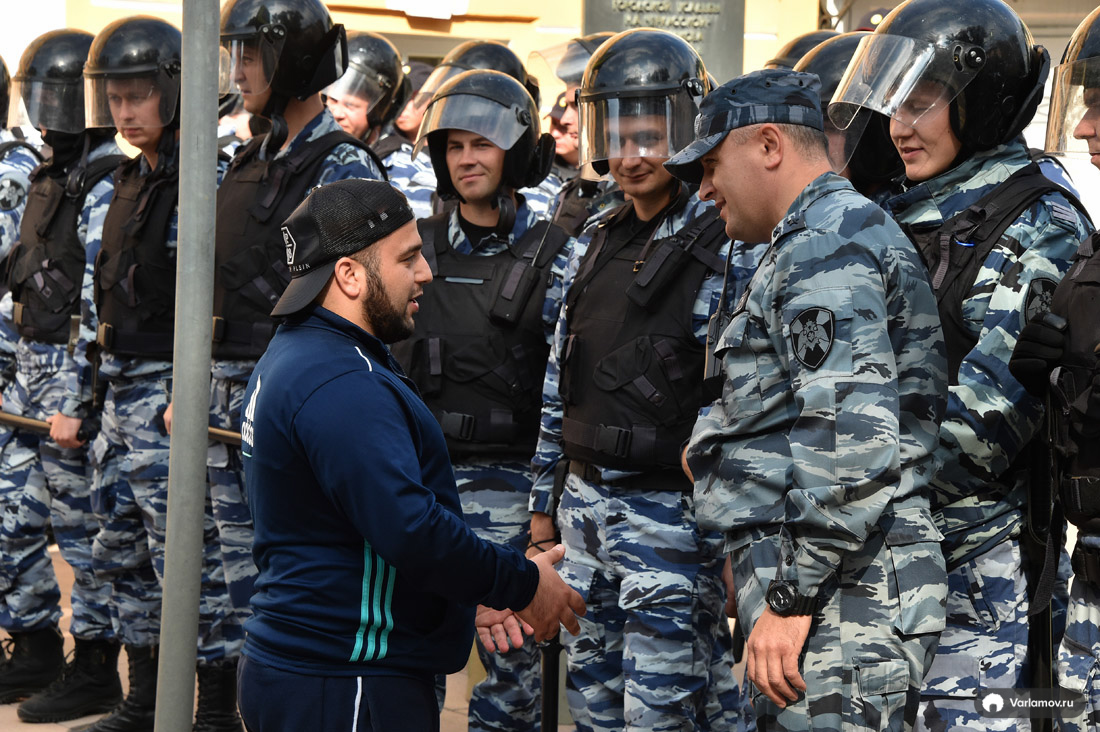 "Деды воевали не за такую Москву! Великая исламская страна...", - москвичи шокированы масштабной акцией мусульман и "вежливым" ОМОНом