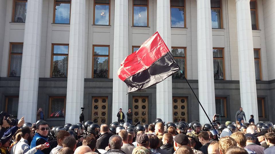 Главное за день 16 сентября: закон о статусе Донбасса, "Правый сектор" подрался под Верховной Радой, в Донецке стреляют
