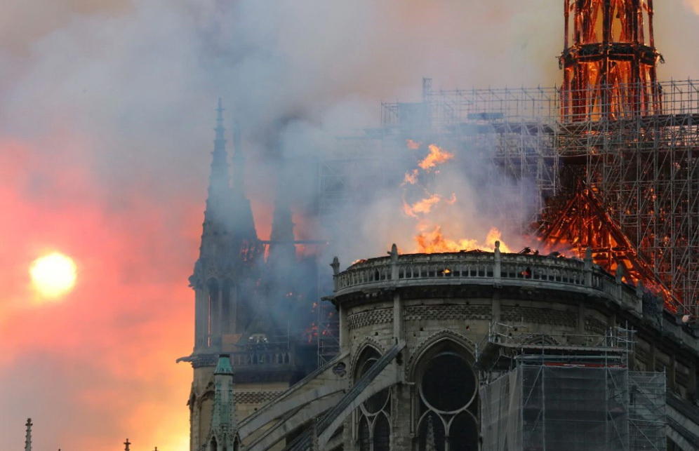 "Чудо" внутри сгоревшего Нотр-Дама де Пари: верующие увидели знак в Соборе Парижской Богоматери - фото
