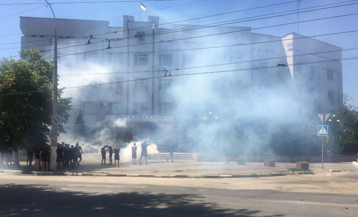 За дело облитой кислотой Гандзюк взялся Нацкорпус: прокуратуру в Херсоне пикетируют и жгут фаеры - кадры