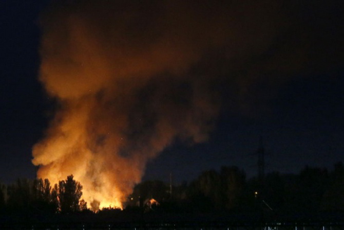 Соцсети: в Донецке прогремела серия взрывов, над городом повисло странное зарево