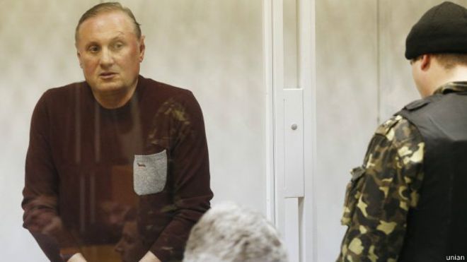 Суд продлил арест Ефремова еще на месяц