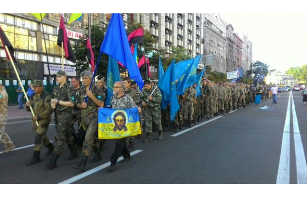 Правый сектор продолжает митинговать в центре Киева: в ход пошли шины