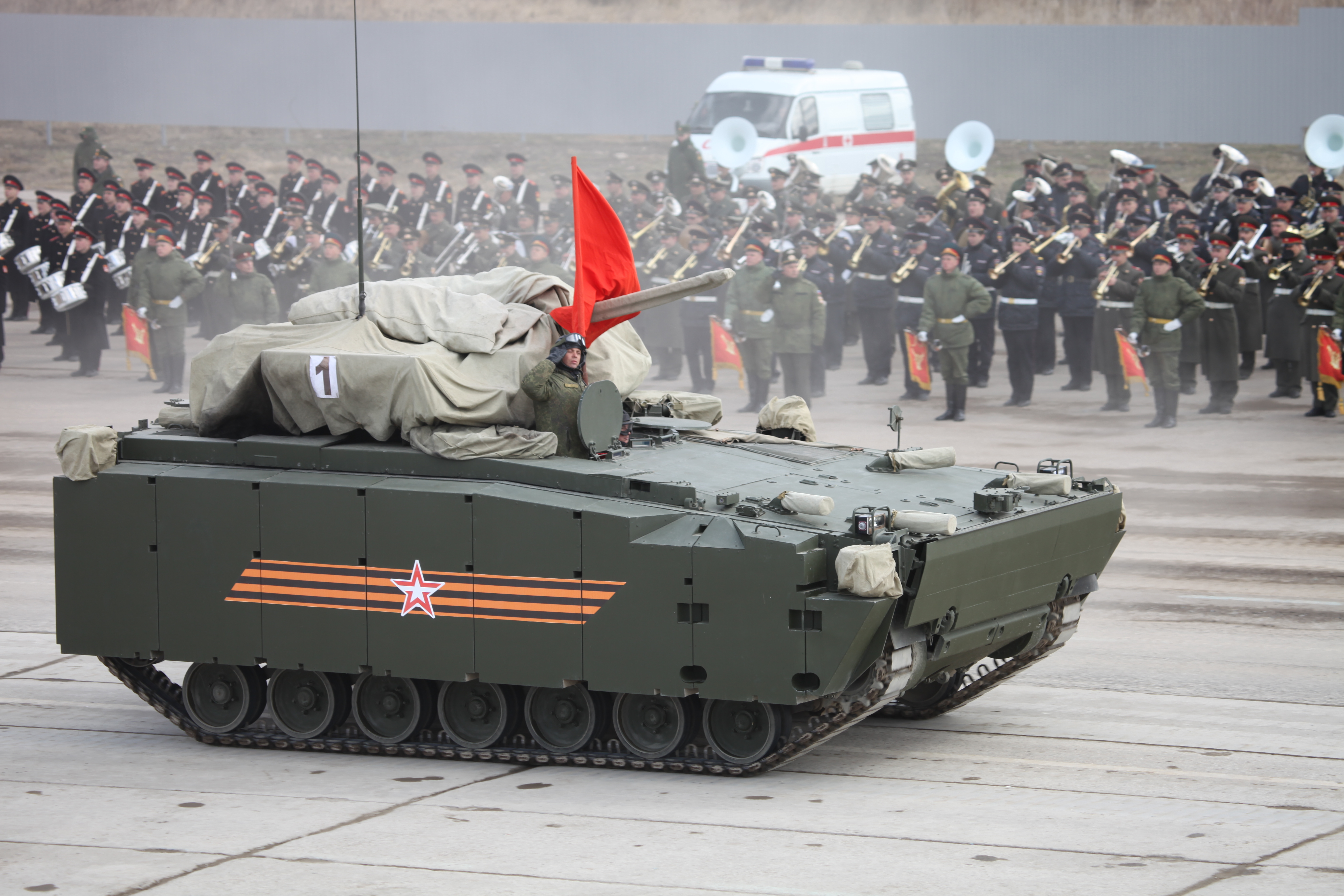 На репетиции парада Победы в Москве танк Т-34 въехал в толпу журналистов