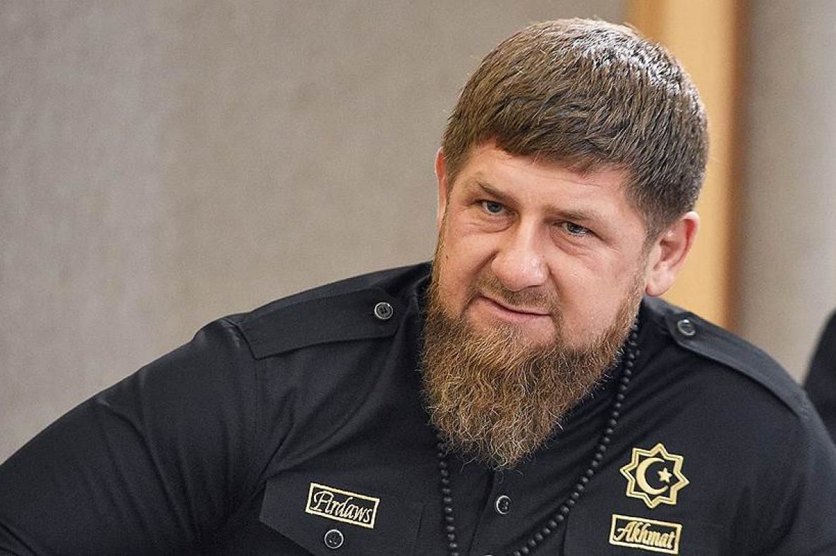 У Кадырова новые проблемы: глава Чечни случайно засветил документ, доставая из папки