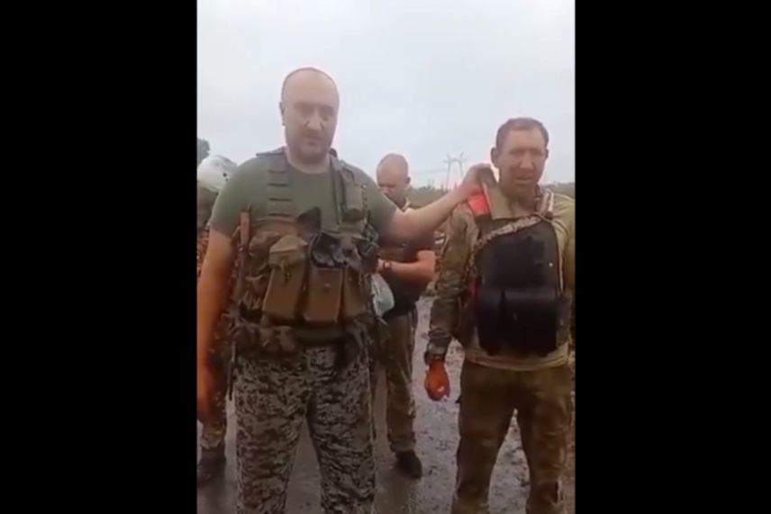 ​"Пасть порву, они не жильцы”, - комбат ВС РФ на камеру избил подчиненных из Чувашии