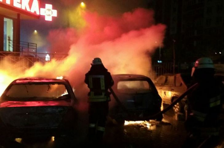 Одесса в огне: жители города в панике из-за массовых поджогов, счет идет на десятки машин - кадры