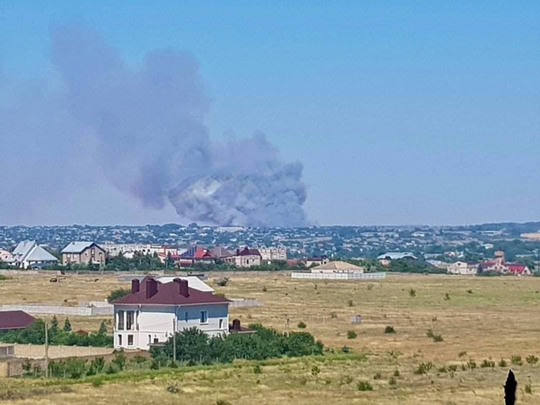 ​Над Чернобаевкой вздымаются клубы дыма: местные сообщают о взрывах
