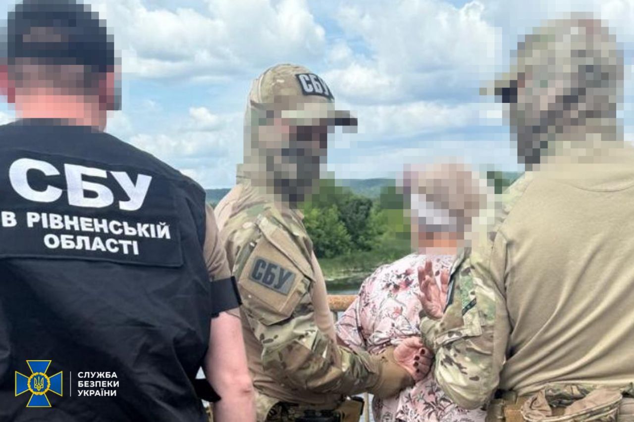 СБУ задержала агента ГРУ с камерой на велосипеде: бывшая медсестра готовила прорыв ДРГ под Сумами