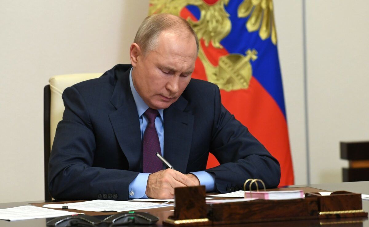 ​Путин подписал указы по Херсонской и Запорожской областям, цинично ссылаясь на Устав ООН