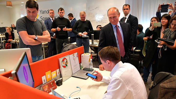 В офисе "Яндекса" Путин пообщался с виртуальной "Алисой" о "котиках": в Сети появились видеокадры странного разговора