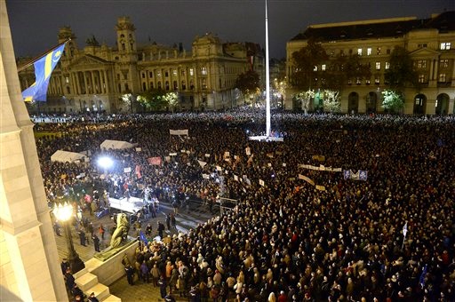 "День народного гнева" проходит под венгерским парламентом
