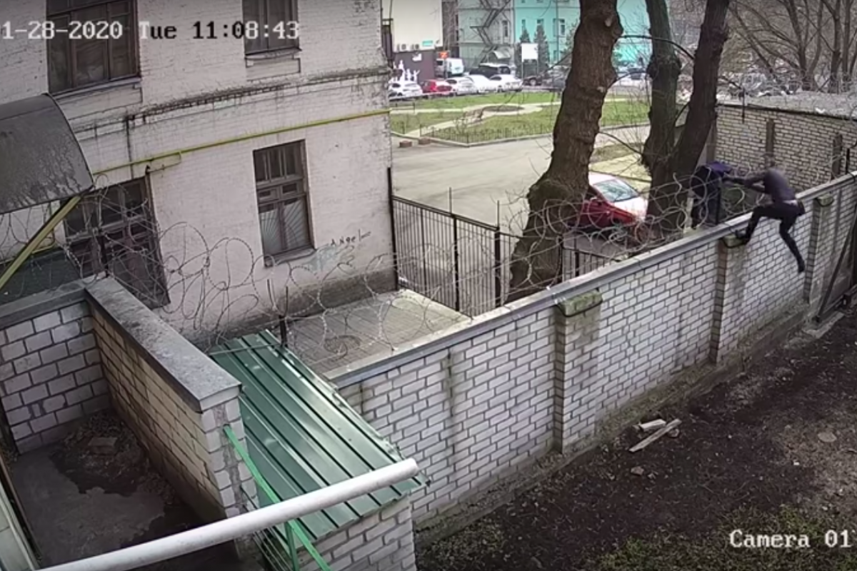 В ГБР показали видео проникновения Черновол через забор с колючей проволокой