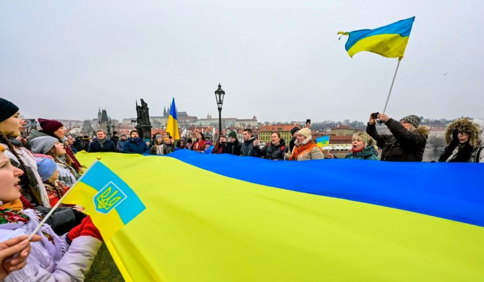 Флаг Украины на Карловом мосту вызвал новый гнев Окамуры, а чехи собрали огромную сумму замерзающему Киеву – СМИ