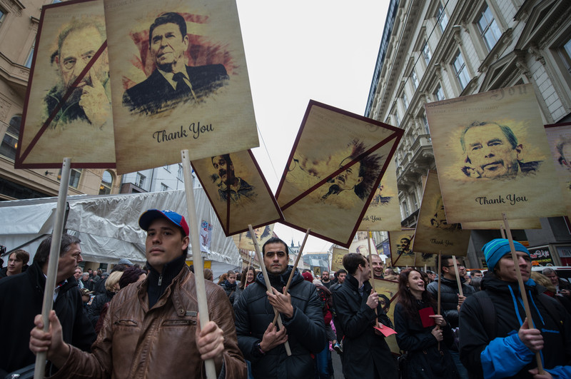 Майдан дошел до Праги? Около ста тысяч чехов показали президенту красную карточку