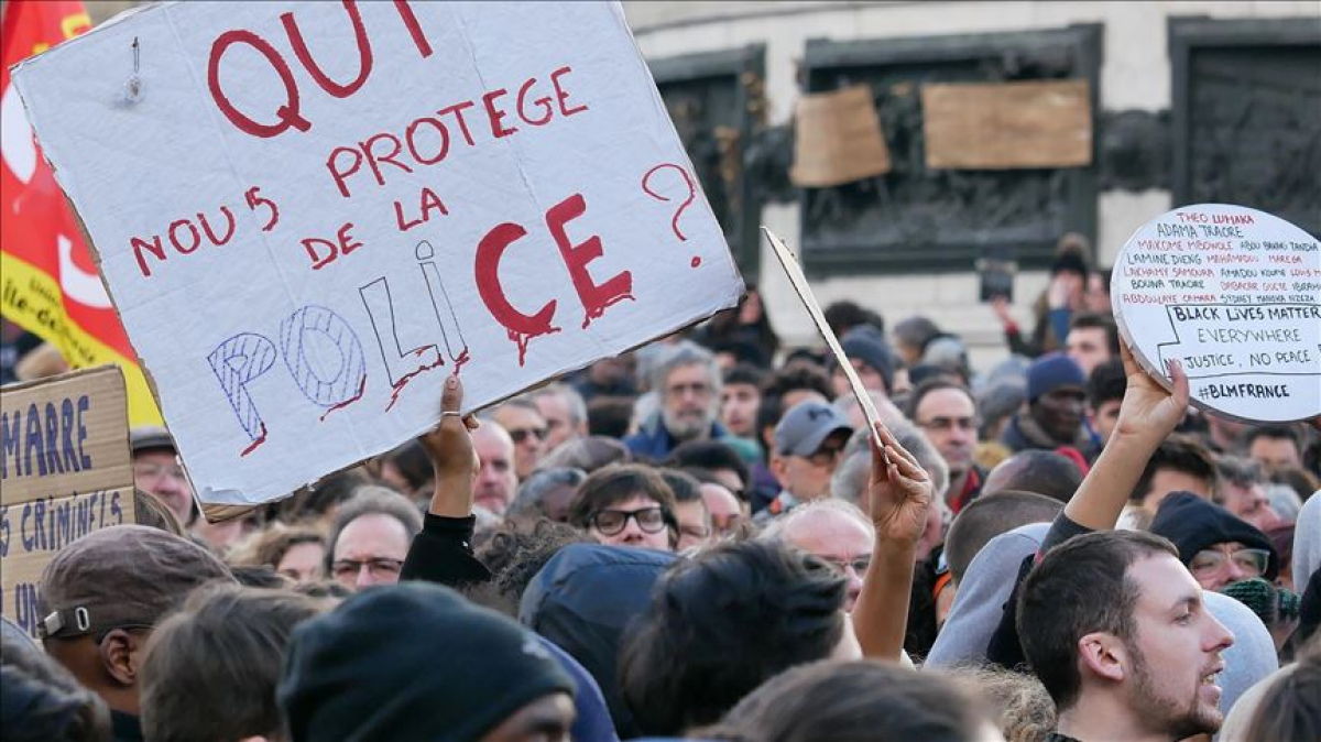 Вслед за США протесты начались во Франции: 20 тыс людей вышли на улицы Парижа