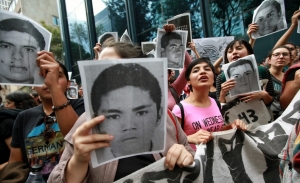 В Мексике подожгли мэрию в знак протеста против расправы над студентами