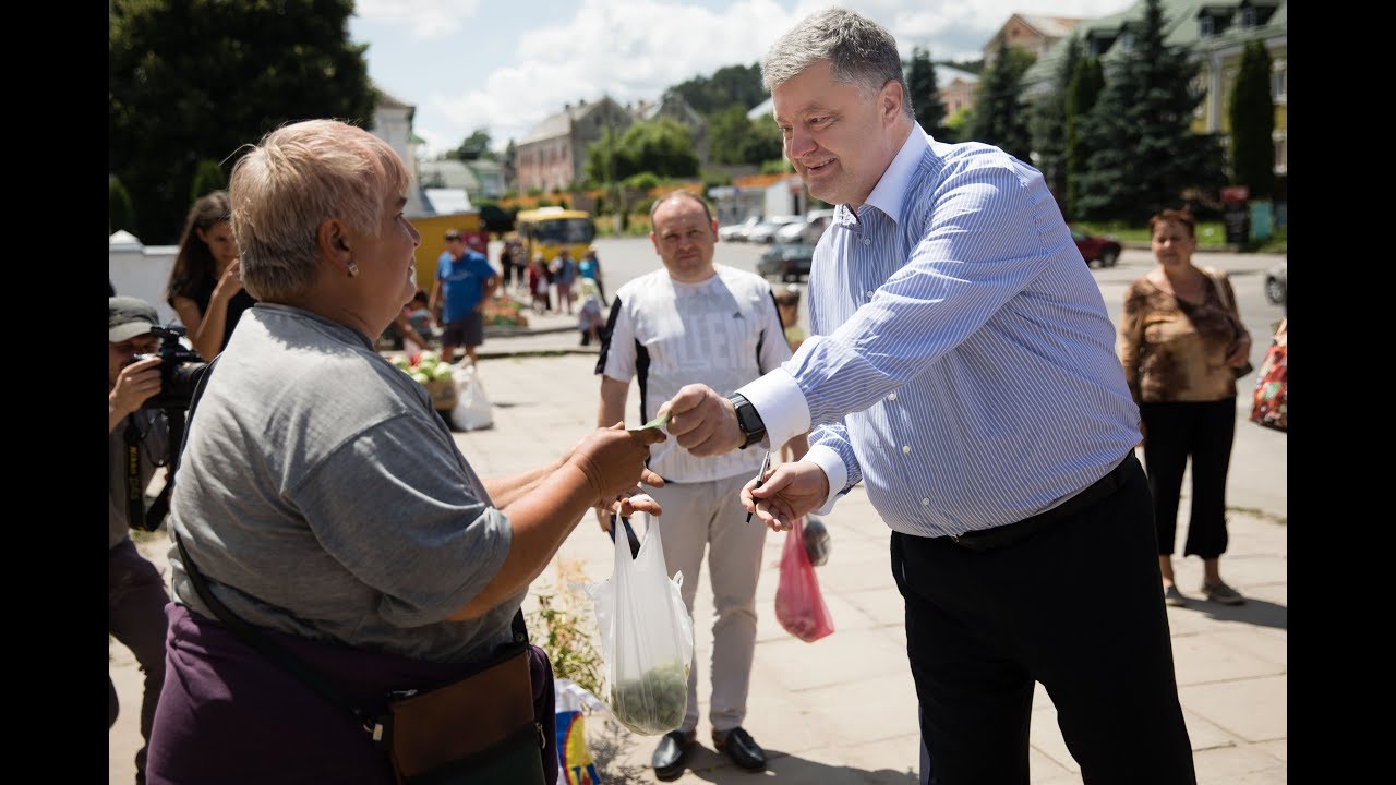 Порошенко в Кременце не давали прохода: экс-президент поразил горожан простым поступком - видео