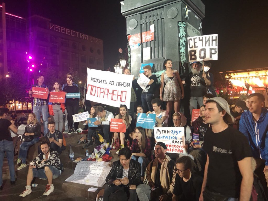 Силовикам Путина не удалось "задушить" протест в Москве: люди на Пушкинской площади остались на всю ночь - кадры