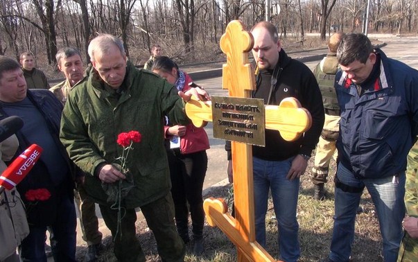 СМИ: на братской могиле чеченцев в ДНР поставили православный крест