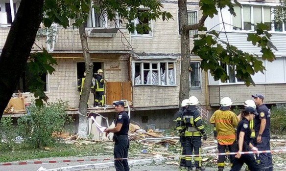 В Киеве взорвалась девятиэтажка - на месте происшествия работают пожарные - кадры