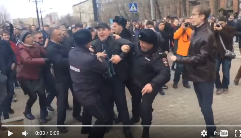 Россию охватили массовые протесты: по всей стране полиция задерживает десятки активистов прямо на митингах и везет в СИЗО (кадры)